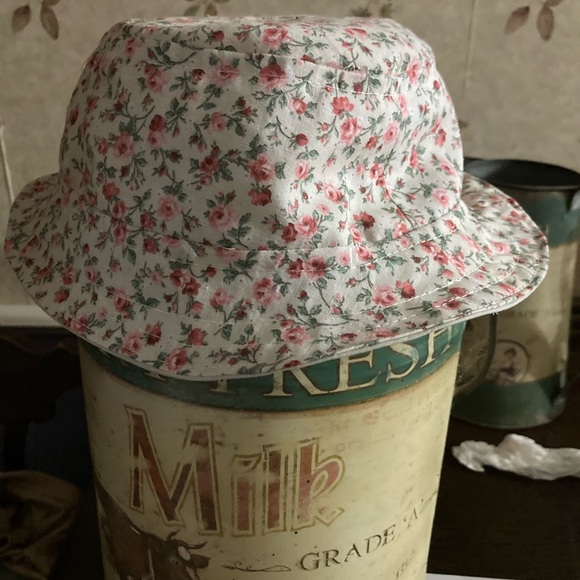 Adult and children’s tulip and bucket hats. - Picture 6 of 7